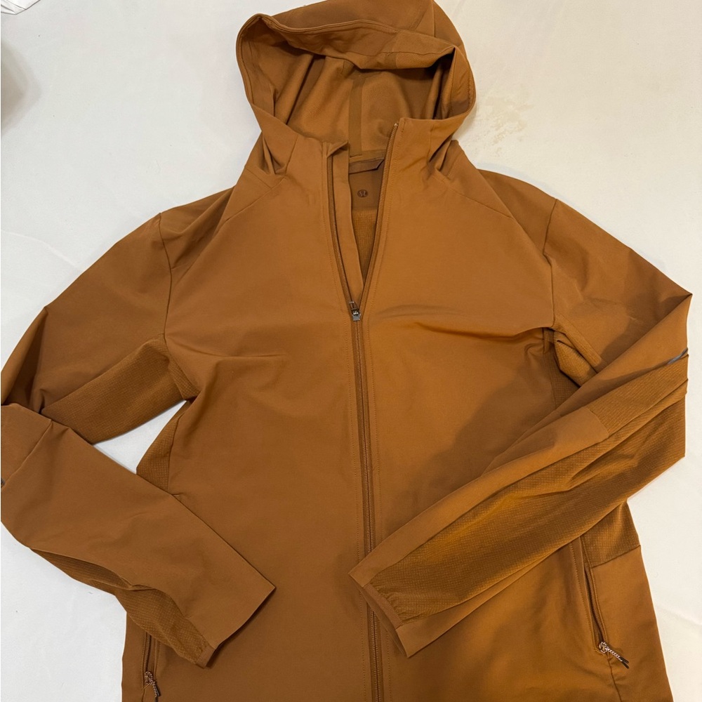 Large men’s lulu jacket. Thin and breathable with hood and 4 zipper pockets.